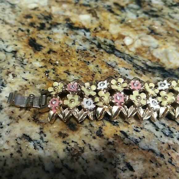 Rare Vintage Monet Signed Pink Yellow Enamel Flower Bracelet Gold Tn Rhinestones - Picture 6 of 10